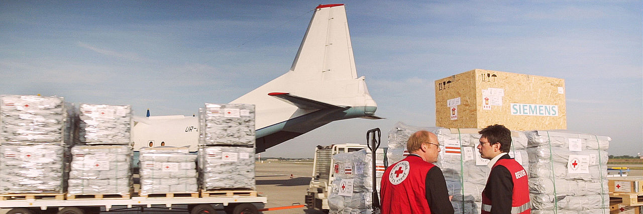 Buehnenbild_Unternehmen Abflug von Hilfsgütern in Kooperation mit Siemens